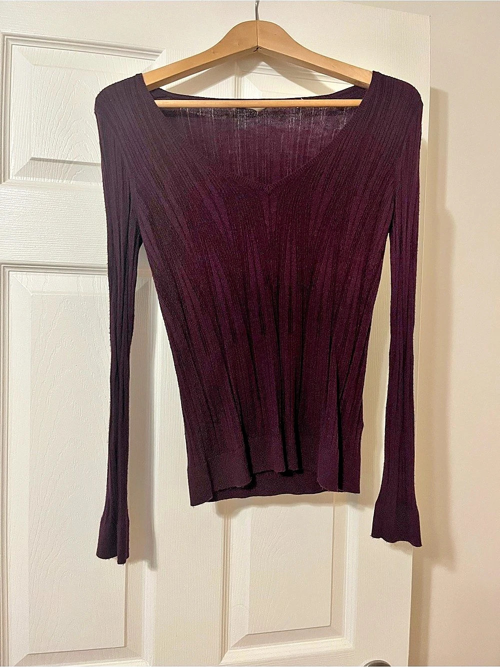 7 For All Mankind size small Long Sleeve ribbed v neck Top in Burgundy